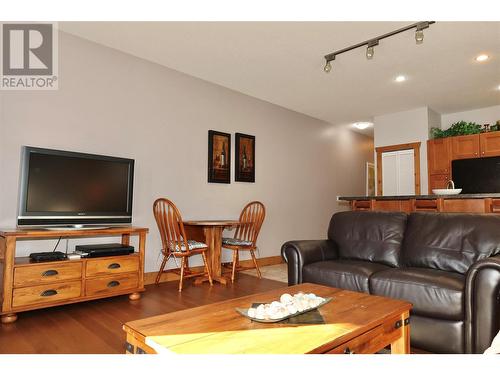 5401 Lakeshore Drive Unit# 205, Osoyoos, BC - Indoor Photo Showing Living Room