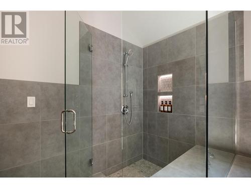 10231 Columbia Way, Vernon, BC - Indoor Photo Showing Bathroom