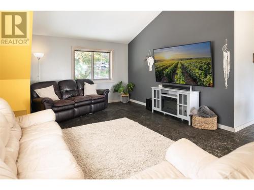 10231 Columbia Way, Vernon, BC - Indoor Photo Showing Living Room