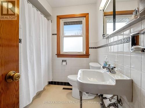 100 Bertie Street, Fort Erie, ON - Indoor Photo Showing Bathroom