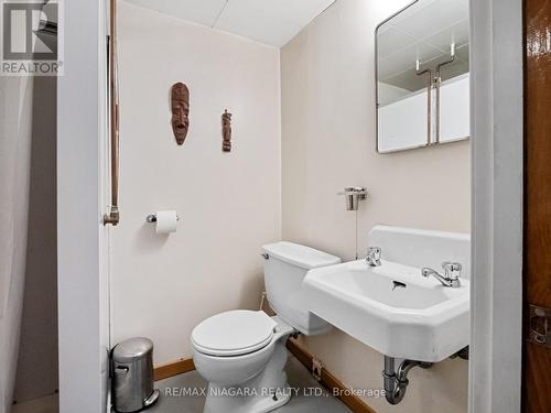 100 Bertie Street, Fort Erie, ON - Indoor Photo Showing Bathroom