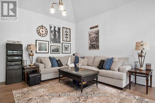 61 Earl Street, Wasaga Beach, ON - Indoor Photo Showing Living Room