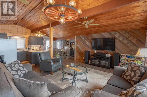 1515 O'Connor Dr, Smith-Ennismore-Lakefield, ON - Indoor Photo Showing Living Room