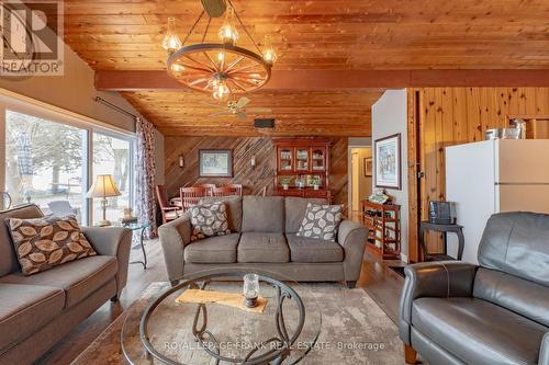 1515 O'Connor Dr, Smith-Ennismore-Lakefield, ON - Indoor Photo Showing Living Room
