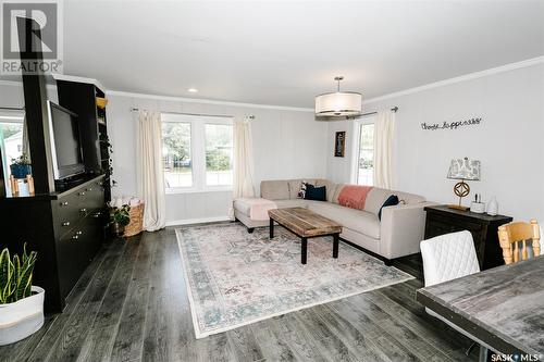 624 Pacific Avenue, Kerrobert, SK - Indoor Photo Showing Living Room