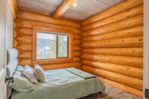 1856 Green Road, Fruitvale, BC - Indoor Photo Showing Bedroom