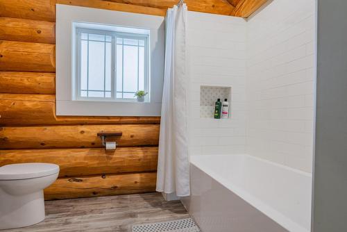 1856 Green Road, Fruitvale, BC - Indoor Photo Showing Bathroom