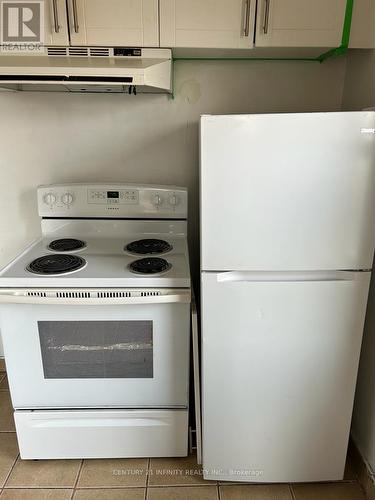 134 1/2 Simcoe Street S, Oshawa, ON - Indoor Photo Showing Kitchen