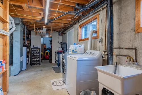 3939 Woodland Drive, Trail, BC - Indoor Photo Showing Laundry Room