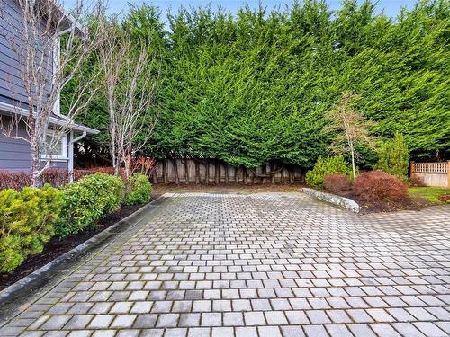 2-1880 Laval Ave, Saanich, BC - Outdoor