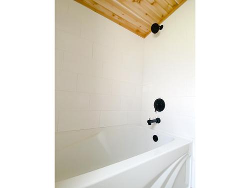 2424 Canyon Street, Creston, BC - Indoor Photo Showing Bathroom