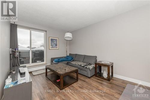 84 Rosemount Avenue, Ottawa, ON - Indoor Photo Showing Living Room