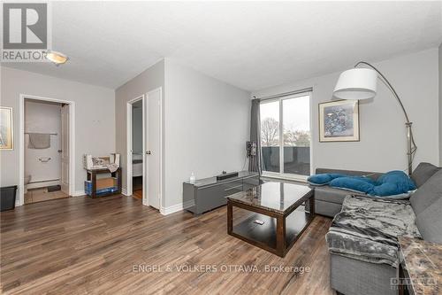 84 Rosemount Avenue, Ottawa, ON - Indoor Photo Showing Living Room