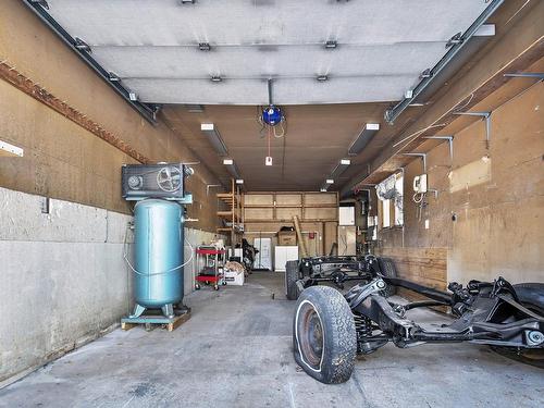 Garage - 20 Av. Verdi, Laval (Laval-Des-Rapides), QC - Indoor Photo Showing Garage