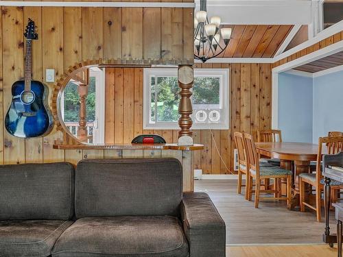 601 Heriot Bay Rd, Quadra Island, BC - Indoor Photo Showing Dining Room