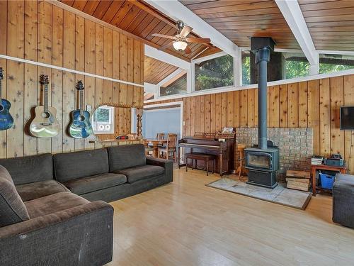 601 Heriot Bay Rd, Quadra Island, BC - Indoor Photo Showing Living Room With Fireplace