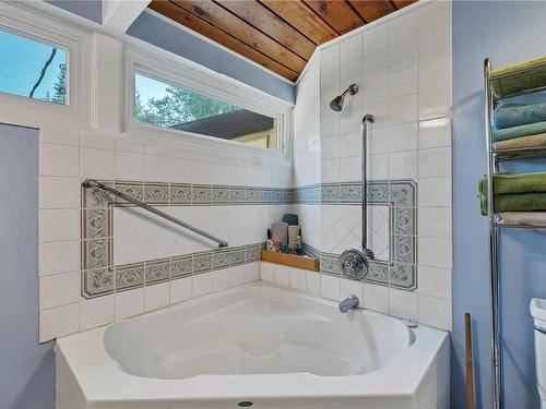 601 Heriot Bay Rd, Quadra Island, BC - Indoor Photo Showing Bathroom