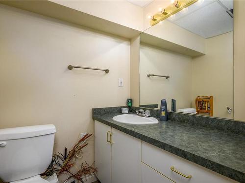 3594 Jingle Pot Rd, Nanaimo, BC - Indoor Photo Showing Bathroom