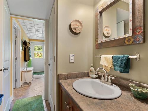 36 Crown Crescent, Vernon, BC - Indoor Photo Showing Bathroom