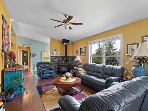 36 Crown Crescent, Vernon, BC - Indoor Photo Showing Living Room