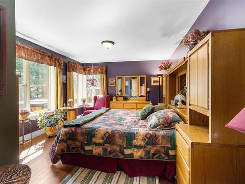 36 Crown Crescent, Vernon, BC - Indoor Photo Showing Bedroom