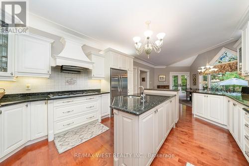 5775 Kirby Rd, Vaughan, ON - Indoor Photo Showing Kitchen With Upgraded Kitchen