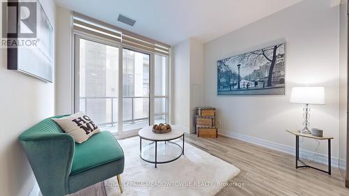 208 - 9085 Jane Street, Vaughan, ON - Indoor Photo Showing Living Room