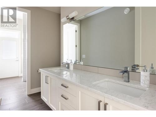 5717 Mountainside Drive, Kelowna, BC - Indoor Photo Showing Bathroom