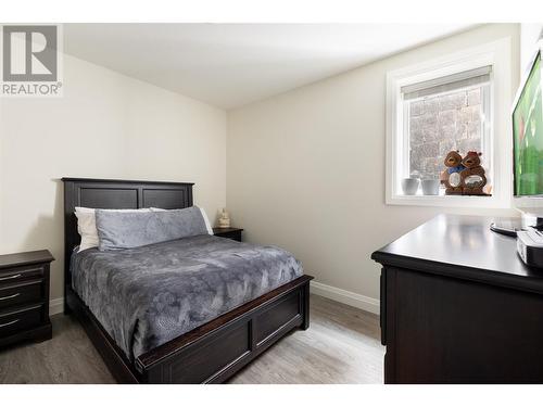 5717 Mountainside Drive, Kelowna, BC - Indoor Photo Showing Bedroom
