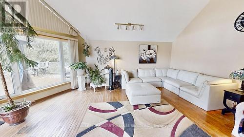 21 Trent View Rd, Kawartha Lakes, ON - Indoor Photo Showing Living Room