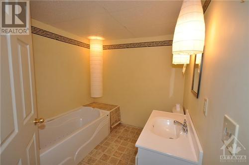 25 Barclay Street, Carleton Place, ON - Indoor Photo Showing Bathroom