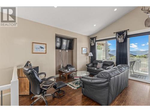 1258 Bergamot Avenue, Kelowna, BC - Indoor Photo Showing Living Room