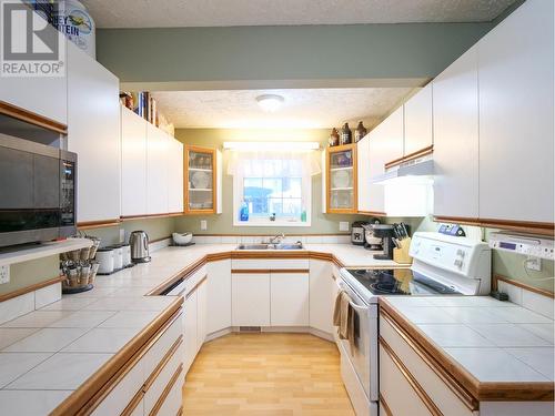 1255 Moffat Avenue, Quesnel, BC - Indoor Photo Showing Kitchen With Double Sink