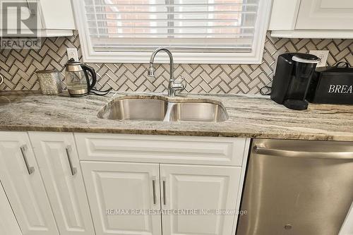 374 Limeridge Rd E, Hamilton, ON - Indoor Photo Showing Kitchen With Double Sink With Upgraded Kitchen