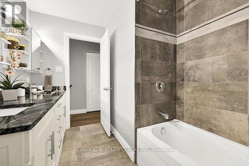 374 Limeridge Rd E, Hamilton, ON - Indoor Photo Showing Bathroom
