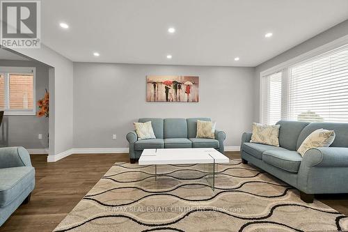 374 Limeridge Road E, Hamilton, ON - Indoor Photo Showing Living Room