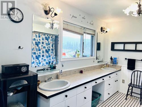 4509 Shaw Drive, Forest Grove, BC - Indoor Photo Showing Bathroom