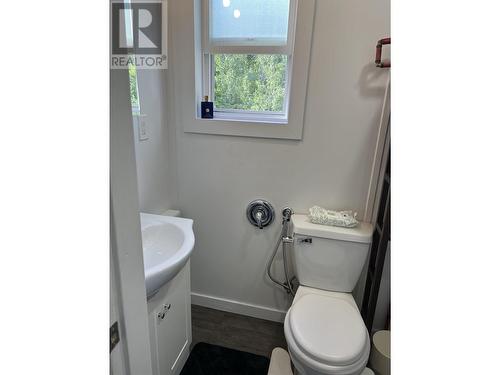 8541 24 Highway, 100 Mile House, BC - Indoor Photo Showing Bathroom