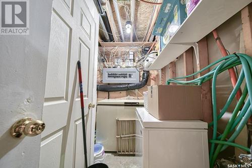 1082 4Th Avenue Ne, Moose Jaw, SK - Indoor Photo Showing Laundry Room
