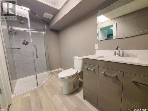 427 7Th Avenue Nw, Swift Current, SK - Indoor Photo Showing Bathroom