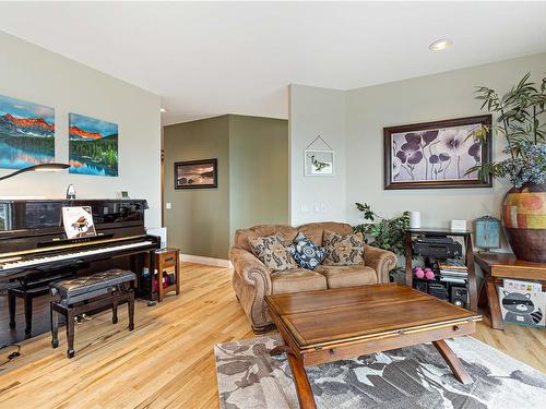 198 Heritage Dr, Nanaimo, BC - Indoor Photo Showing Living Room