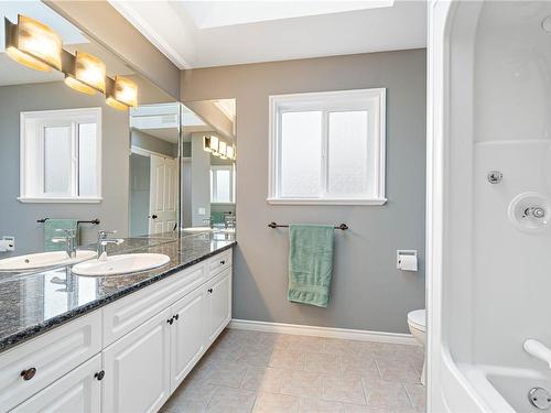 198 Heritage Dr, Nanaimo, BC - Indoor Photo Showing Bathroom