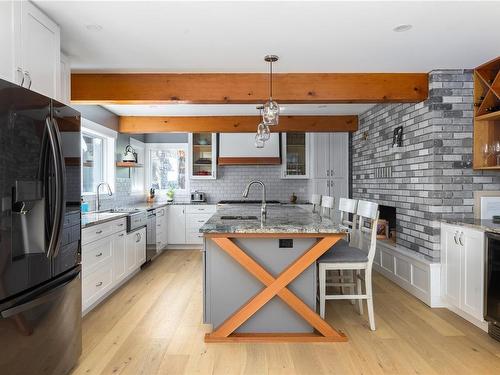 3960 Wedgepoint Terr, Saanich, BC - Indoor Photo Showing Kitchen With Upgraded Kitchen