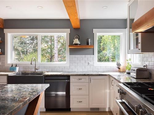 3960 Wedgepoint Terr, Saanich, BC - Indoor Photo Showing Kitchen With Upgraded Kitchen