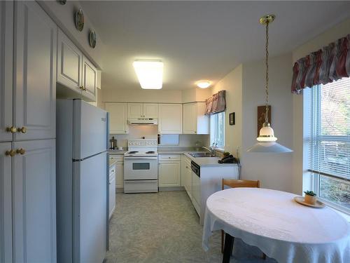 208-1216 Island Hwy South, Campbell River, BC - Indoor Photo Showing Kitchen