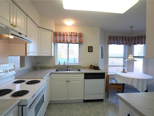 208-1216 Island Hwy South, Campbell River, BC - Indoor Photo Showing Kitchen With Double Sink