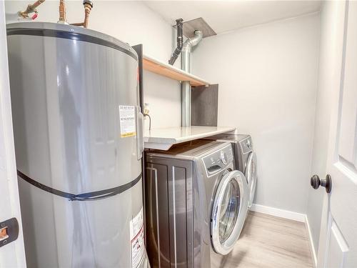 647 Farquhar St, Nanaimo, BC - Indoor Photo Showing Laundry Room