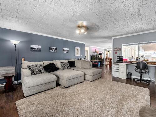 872 Collins Rd, Cache Creek, BC - Indoor Photo Showing Living Room