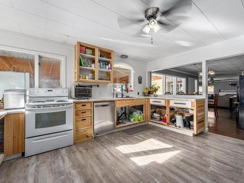 872 Collins Rd, Cache Creek, BC - Indoor Photo Showing Kitchen