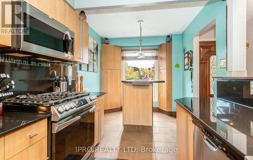 78 Simmons Blvd, Brampton, ON - Indoor Photo Showing Kitchen With Upgraded Kitchen